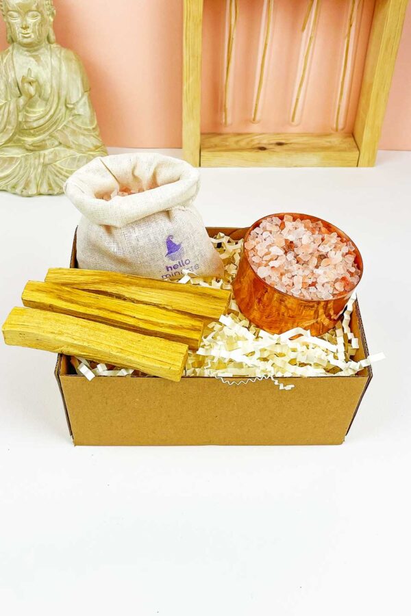 palo santolu enerji temizliği seti içeriği, kutu içerisinde palo santo tütsü, içi himalaya tuzu dolu tütsülük ve bez kese, hediye kutusu